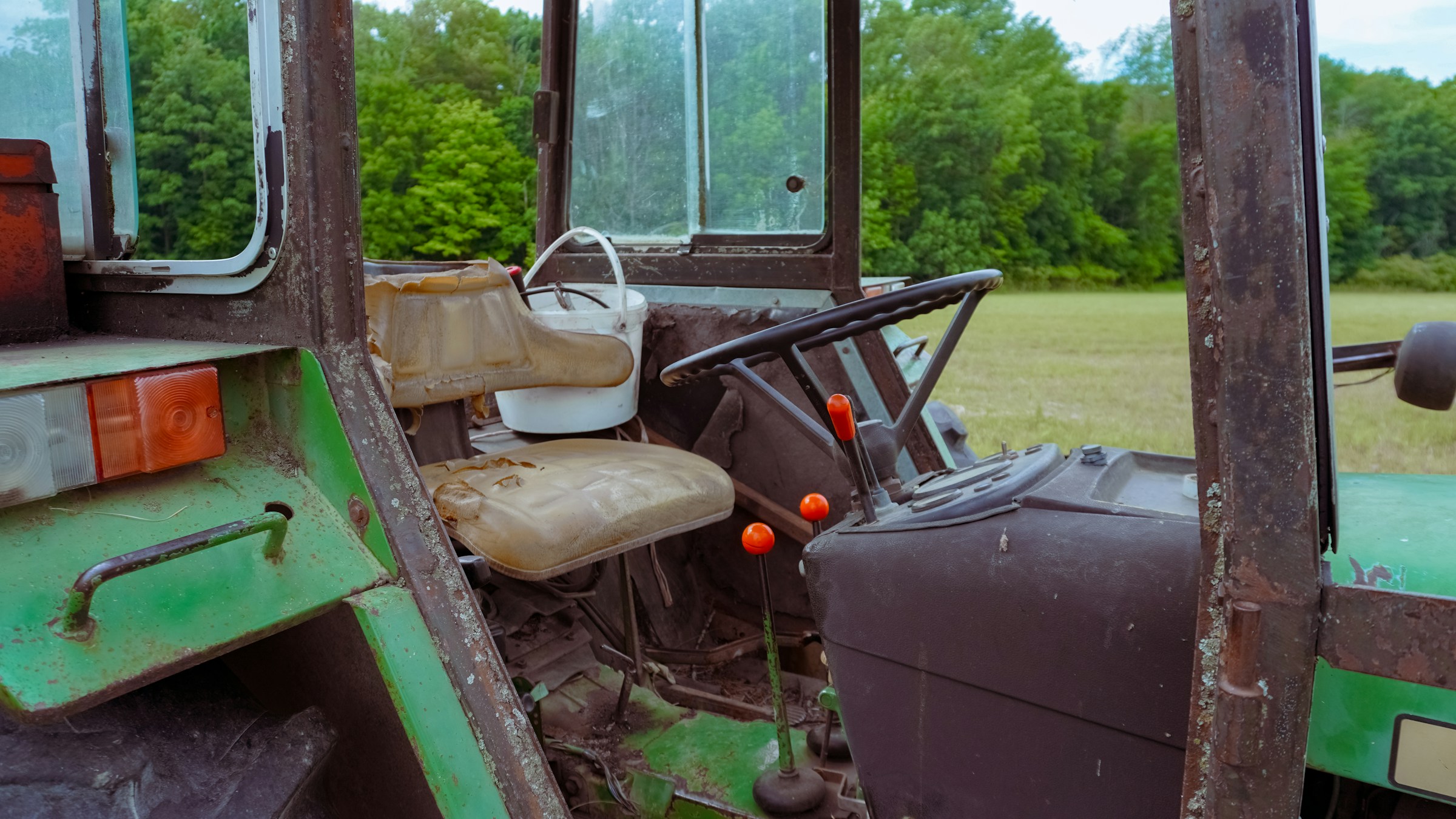 Intérieur d'un tracteur en préparation de revente