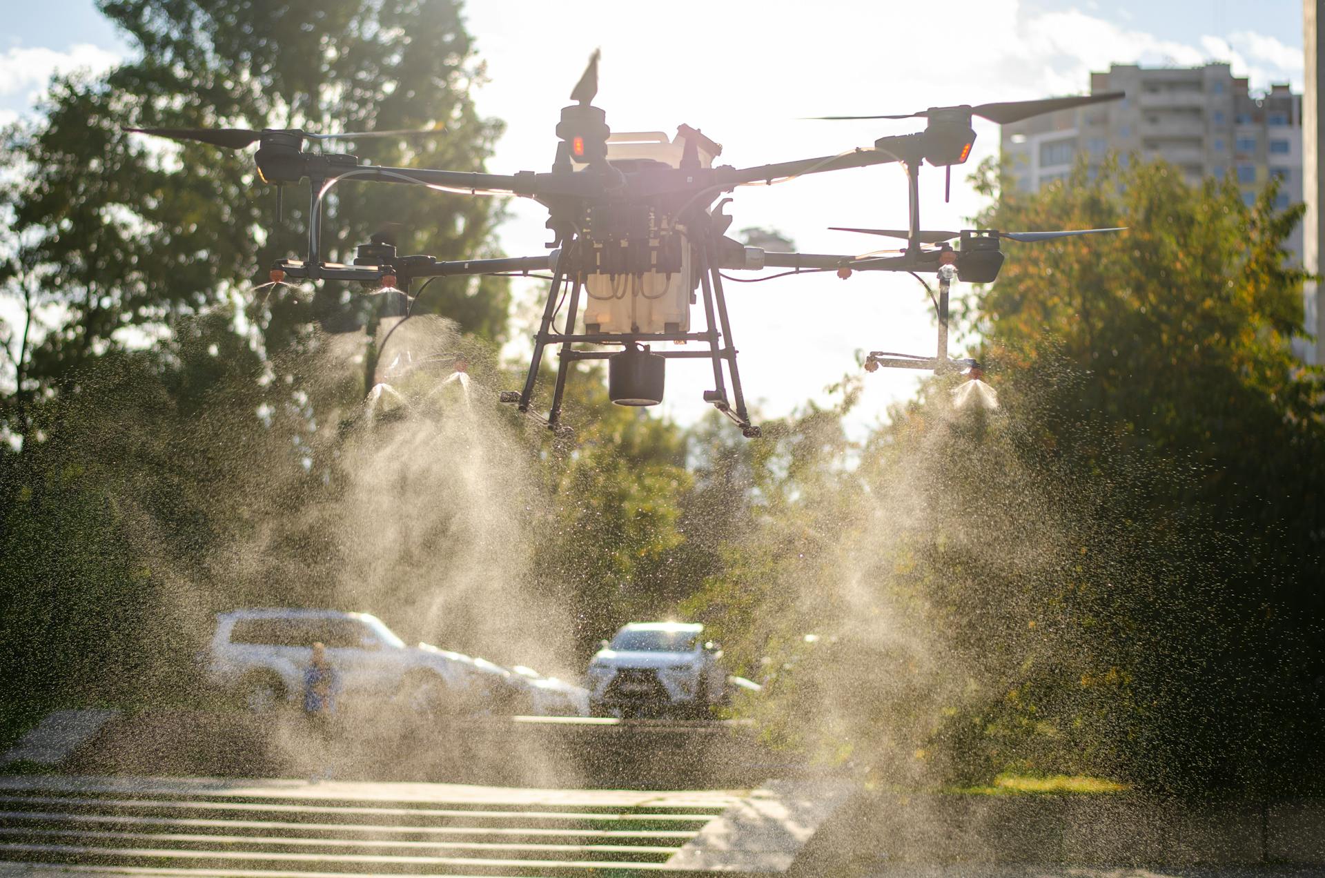 Drone volant au-dessus de champs pour les asperger d'eau