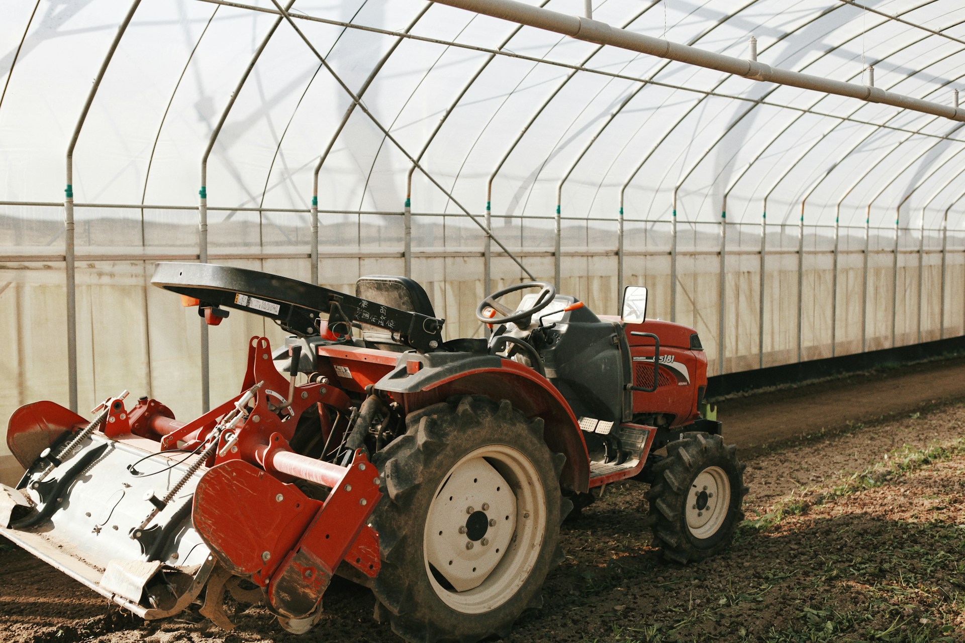 Tracteur d'occasion dans une serre