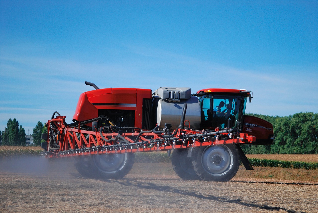 Pulvérisateur agricole appliquant du glyphosate dans un champ.
